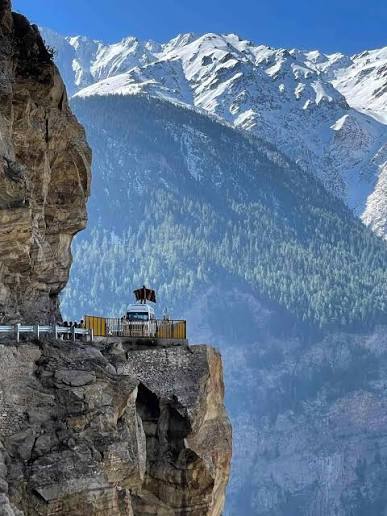 Cliff road towards Suicide Point near Roghi