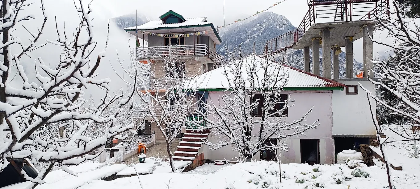 Balcony corridor at KinVatika Homestay in Kalpa