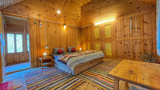 Deluxe wooden room at KinVatika Homestay, Kalpa